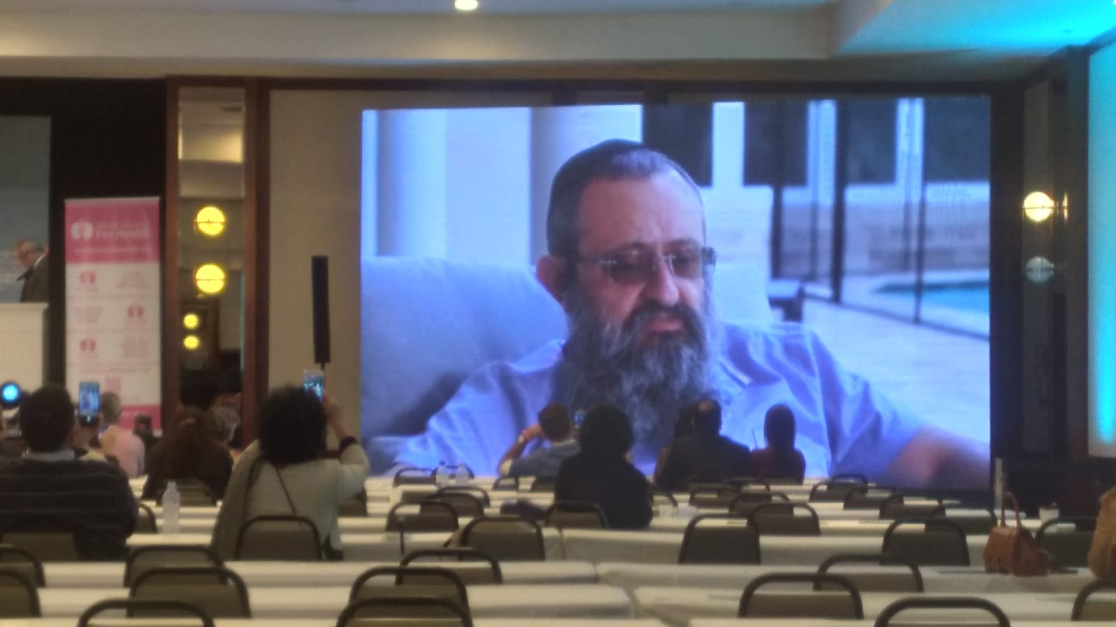 Vídeo sendo exibido no telão durante congresso. Foto: MPV