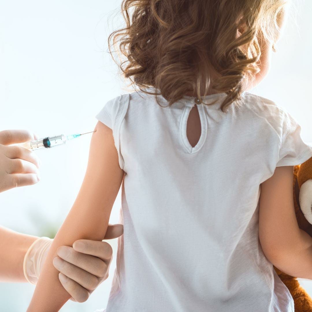 Crianca-sendo-espetada Crianca-sendo-espetada