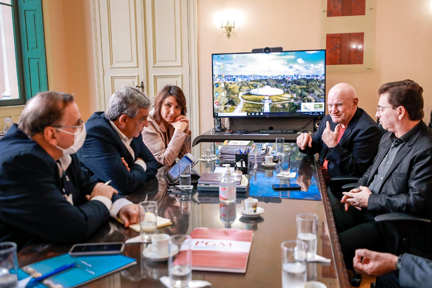 Reunião como prefeito Sebastião Melo de Porto Alegre. Além do o secretário municipal de saúde Dr Mauro Sparta e da vereadora Comandante Nádia. Com a delegação do MPV: Antonio Jordão, Paulo Olzon e Veneu Jordão. Foto: Cristina BECK/CMPA/Reprodução