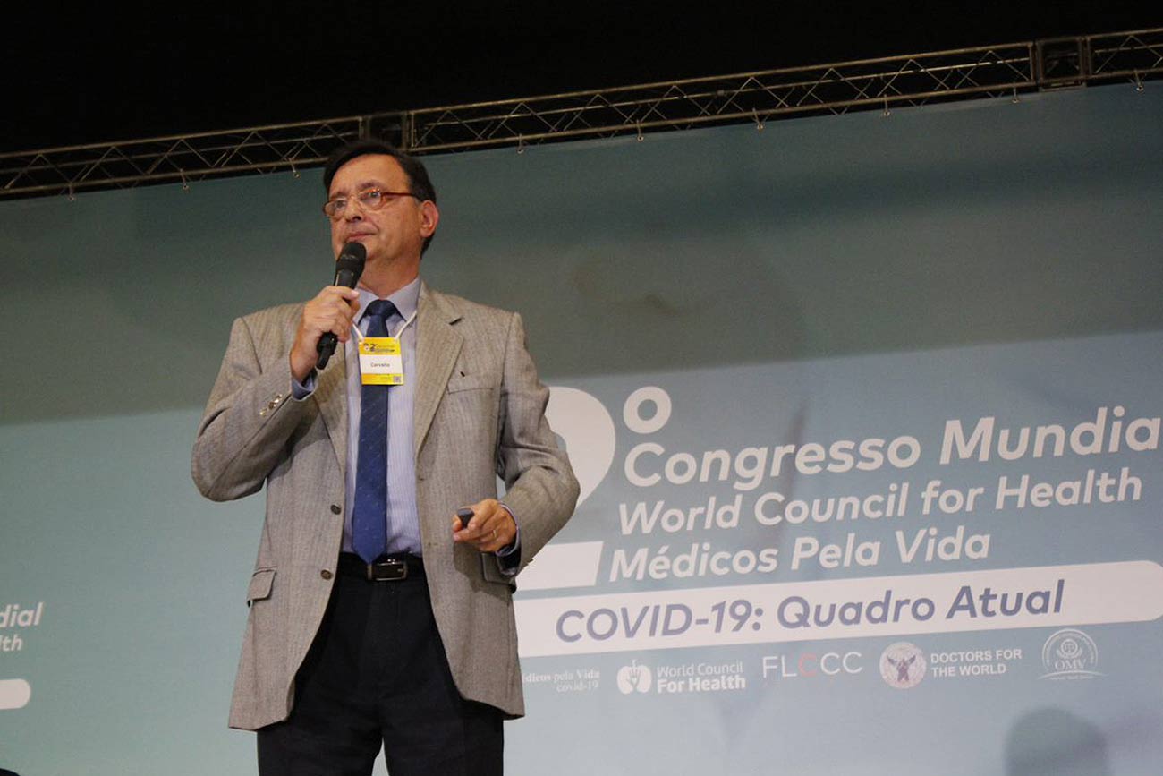 Professor Héctor Carvallo palestrando durante congresso dos Médicos Pela Vida. Foto: Arquivo MPV