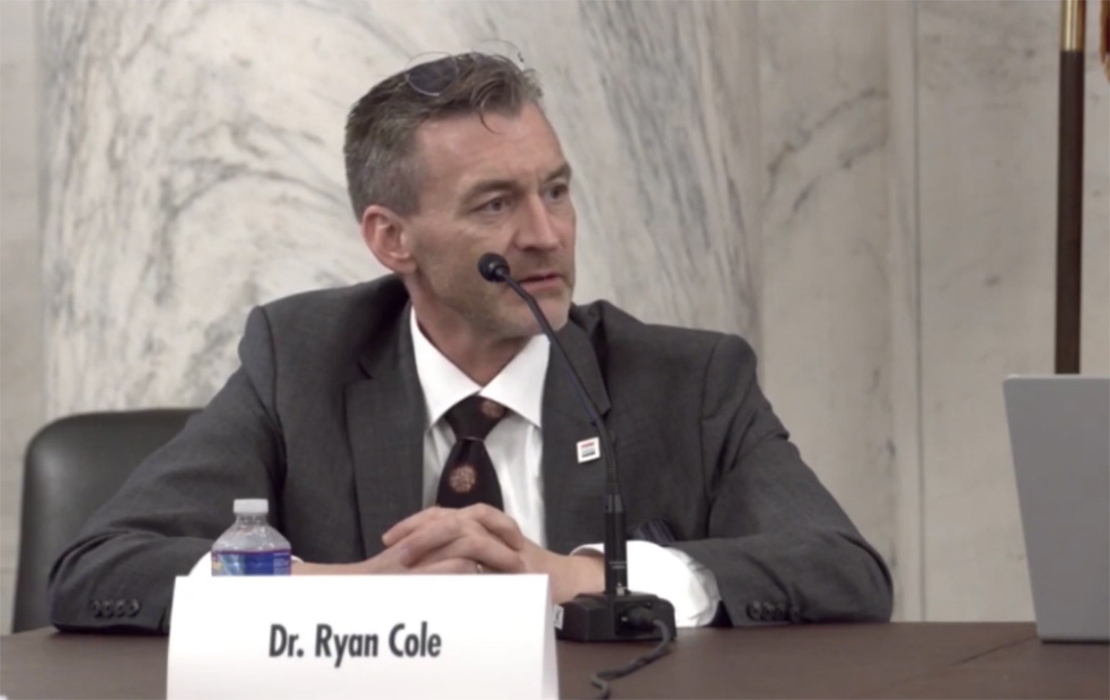 Dr Cole durante uma audiência no senado dos EUA. Foto: reprodução/internet.