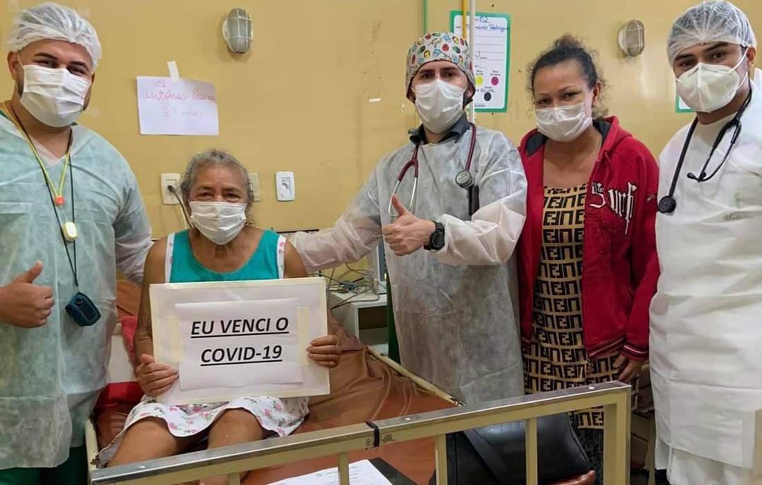 michael Dr Michael, ao centro, com outros profissionais de saúde, comemorando a alta de uma paciente. Foto Divulgação/Facebook oficial do Hospital Regional.