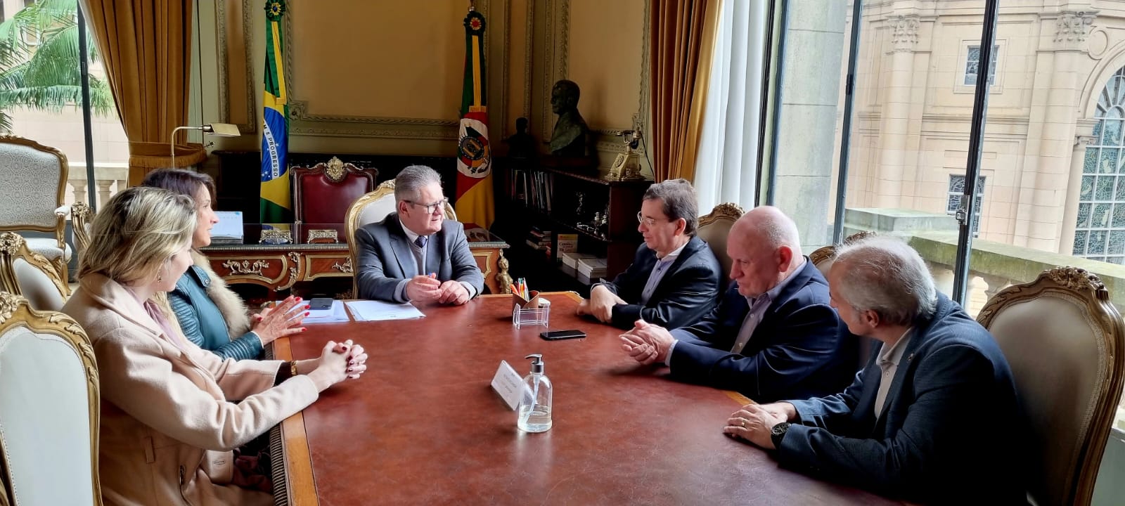 rs-1 Comitiva do MPV no Palácio Piratini. Ao centro, o governador. Foto: Assessoria da vereadora Comandante Nádia.