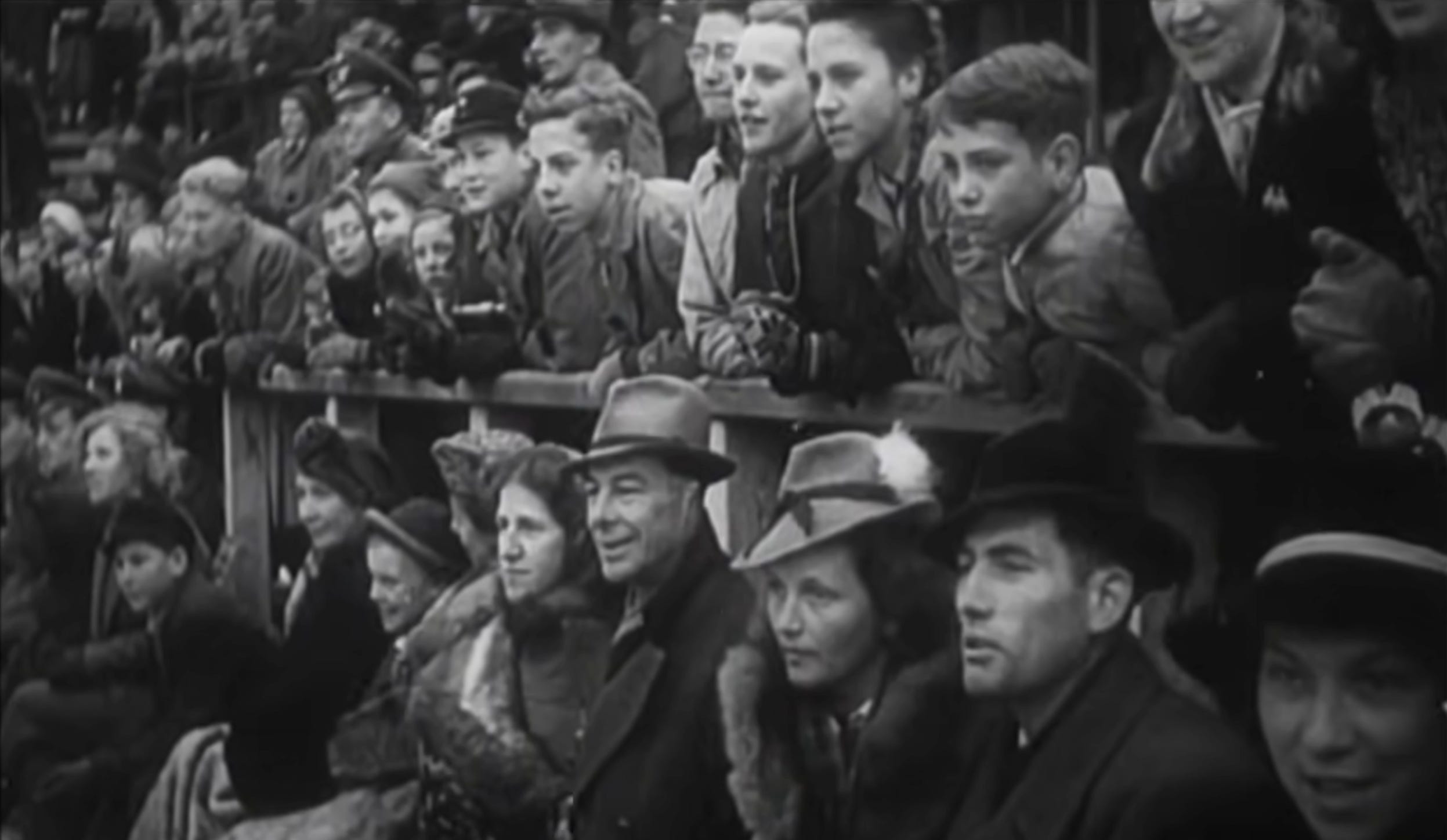 Frame de um filme das propagandas semanais do Terceiro Reich. Nestes filmes, eles também mostravam o cotidiano. Aqui, pessoas comuns da sociedade alemã, em 1944, assistindo a um evento esportivo.